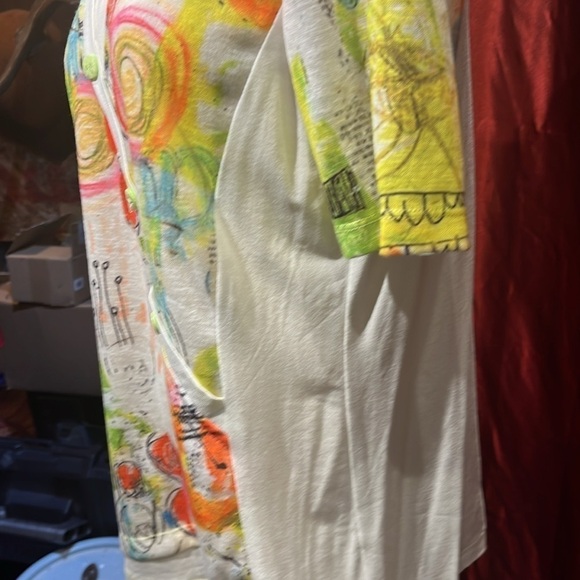 Trendy vneck blouse in vibrant colors - Picture 3 of 9